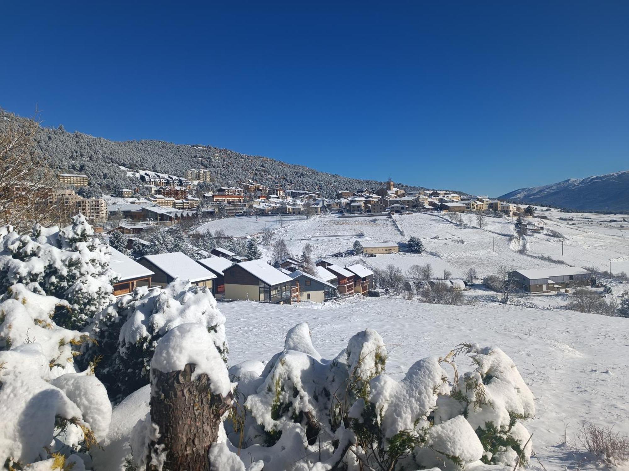 Chalet Pres Des Pistes Avec Vue Panoramique Les Angles  Eksteriør bilde